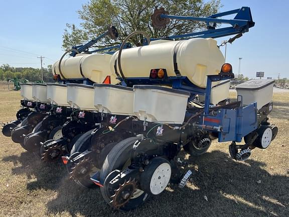 Image of Kinze 3200 equipment image 4