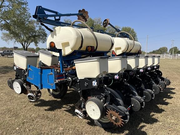 Image of Kinze 3200 equipment image 2