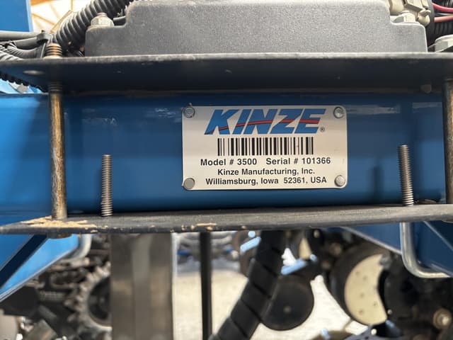 Image of Kinze 3500 equipment image 2