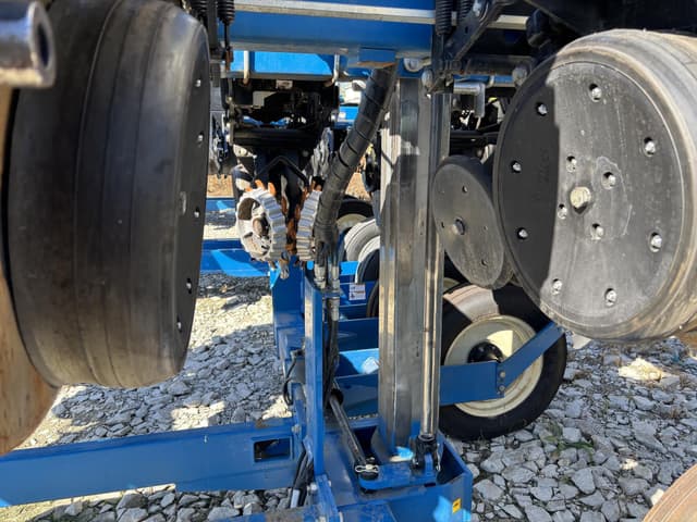Image of Kinze 3500 equipment image 4