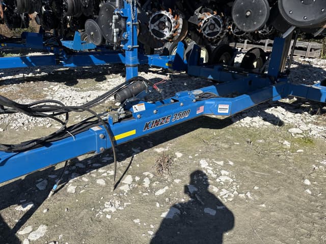 Image of Kinze 3500 equipment image 2