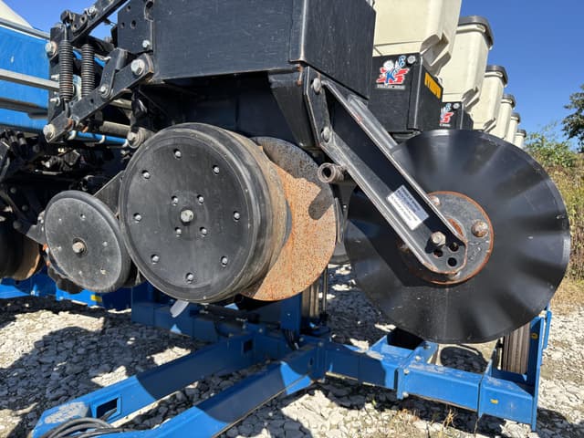 Image of Kinze 3500 equipment image 3