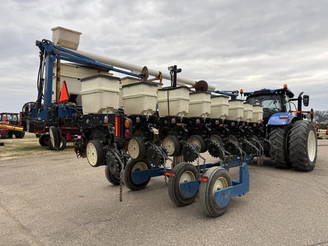 Image of Kinze 3500 equipment image 4