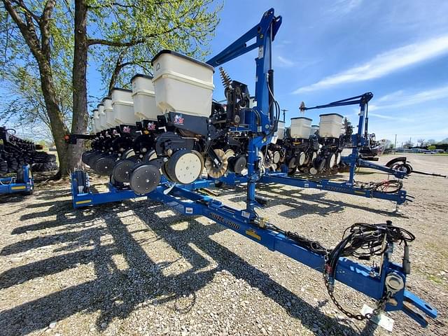 Image of Kinze 3500 equipment image 2