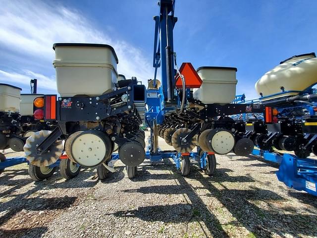 Image of Kinze 3500 equipment image 4