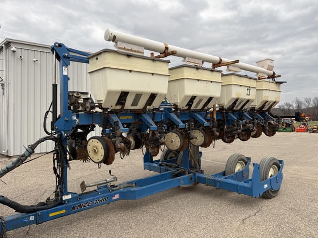 Image of Kinze 3500 equipment image 2