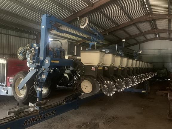 2014 Kinze 3600 Equipment Image0