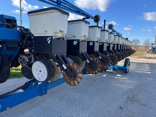 Image of Kinze 3600 equipment image 2