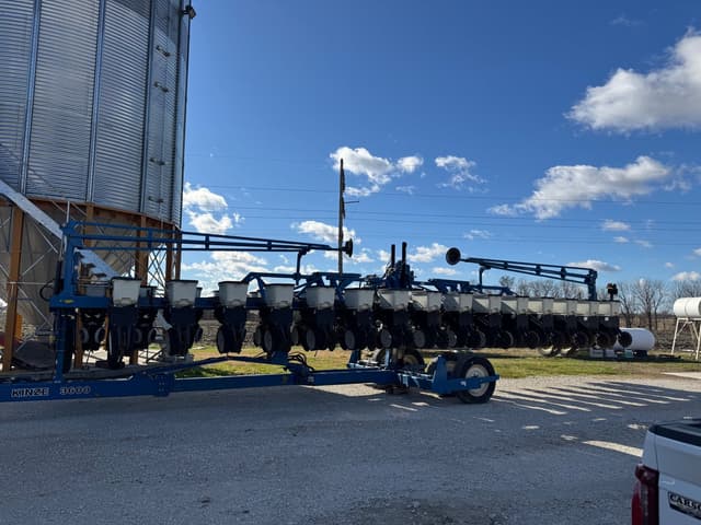 Image of Kinze 3600 equipment image 3