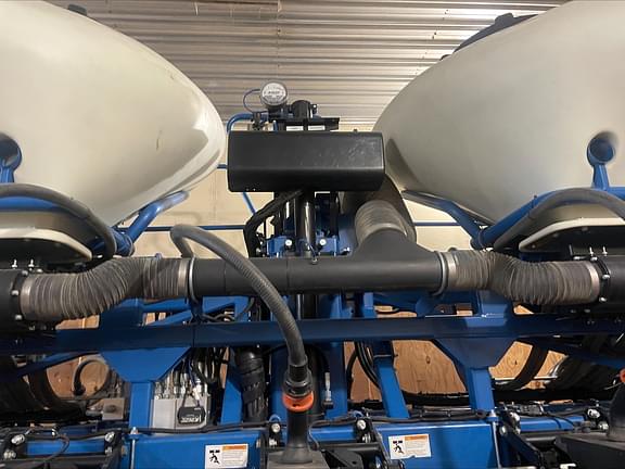 Image of Kinze 3600 equipment image 3