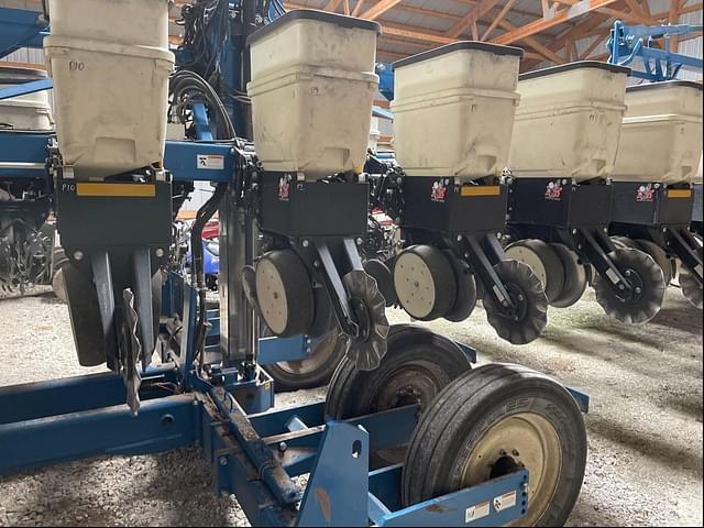 Image of Kinze 3600 equipment image 3