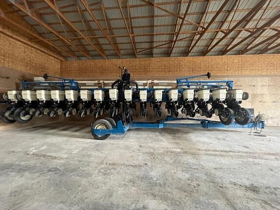 Image of Kinze 3600 equipment image 1