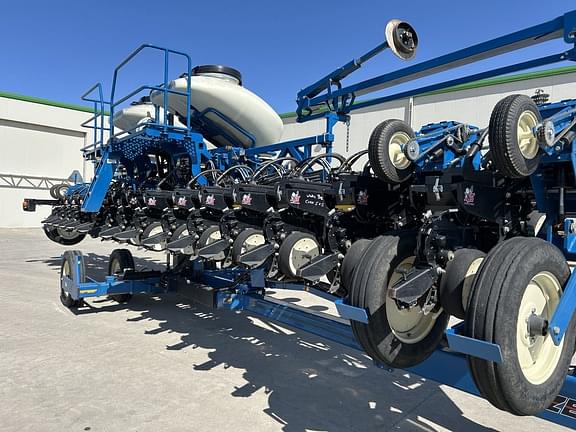 Image of Kinze 3600 equipment image 3