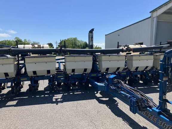Image of Kinze 3600 equipment image 2