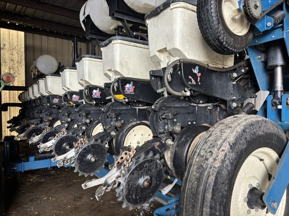 2014 Kinze 3600 Equipment Image0