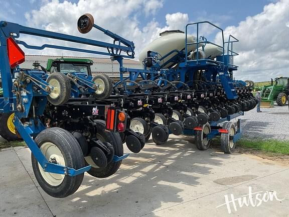 Image of Kinze 3600 equipment image 3