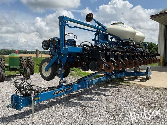 Image of Kinze 3600 equipment image 2