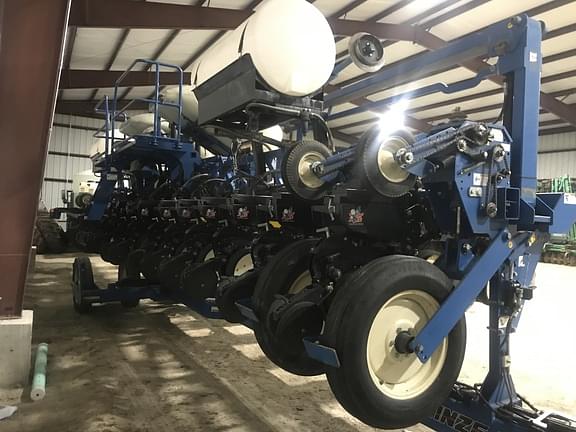 Image of Kinze 3600 equipment image 2