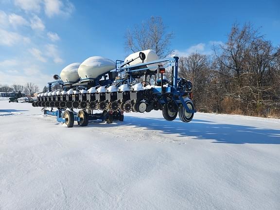 Image of Kinze 3600 equipment image 3