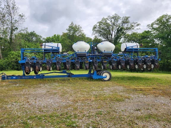 Image of Kinze 3600 equipment image 2