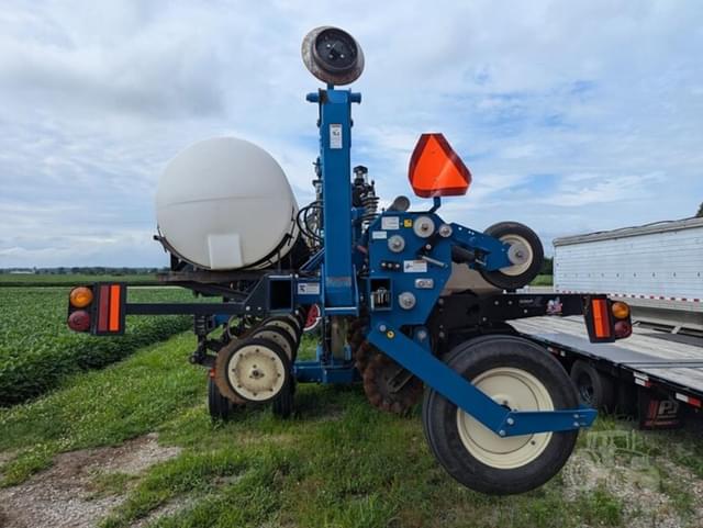 Image of Kinze 3600 equipment image 3