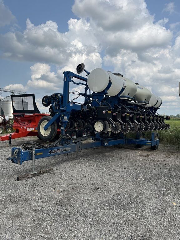 2014 Kinze 3600 Equipment Image0