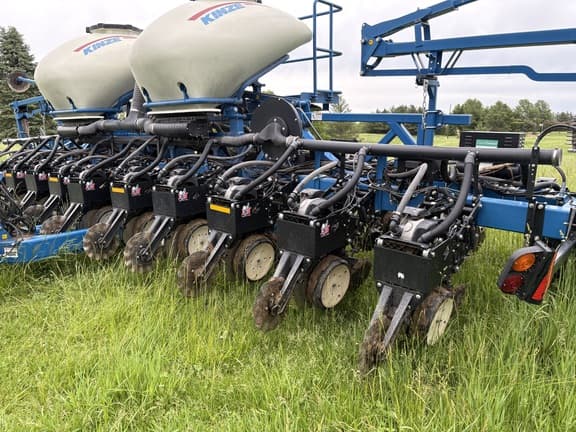 Image of Kinze 3600 equipment image 3