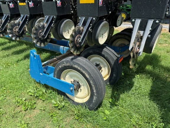 Image of Kinze 3600 equipment image 4