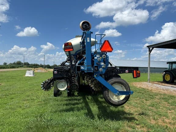 Image of Kinze 3600 equipment image 3