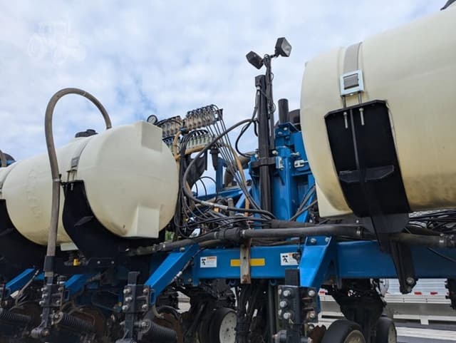 Image of Kinze 3600 equipment image 3