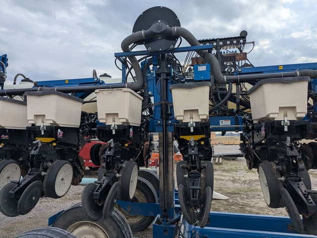 Image of Kinze 3600 equipment image 2