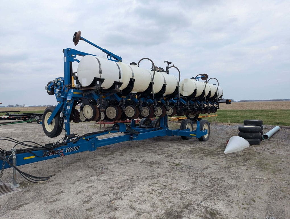 2014 Kinze 3600 Equipment Image0