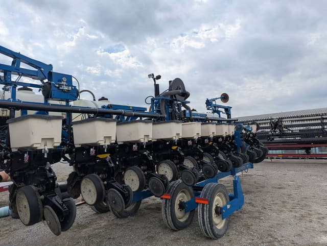 Image of Kinze 3600 equipment image 3