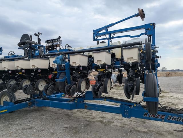 Image of Kinze 3600 equipment image 1
