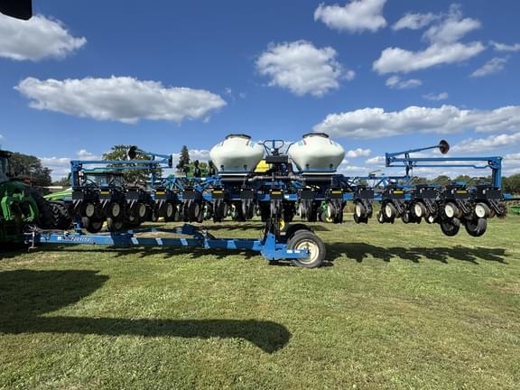 Image of Kinze 3600 equipment image 1