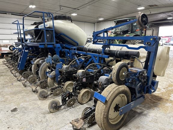 Image of Kinze 3600 equipment image 2
