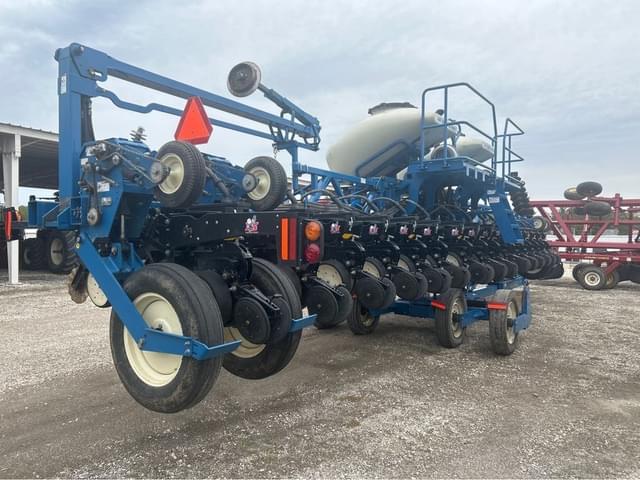 Image of Kinze 3600 equipment image 2