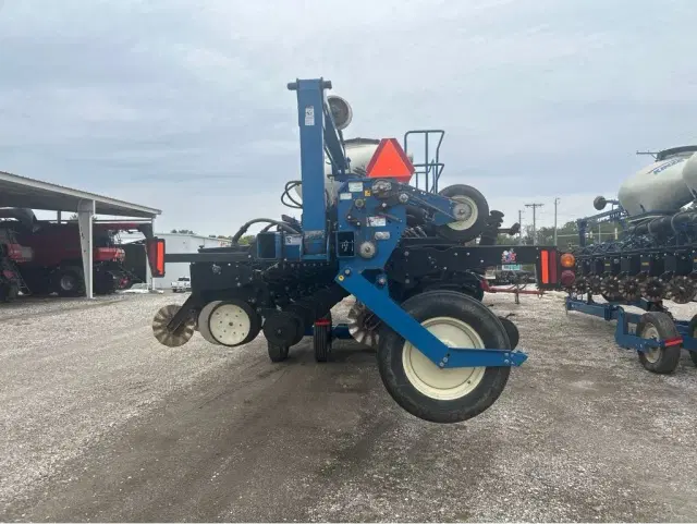 Image of Kinze 3600 equipment image 3