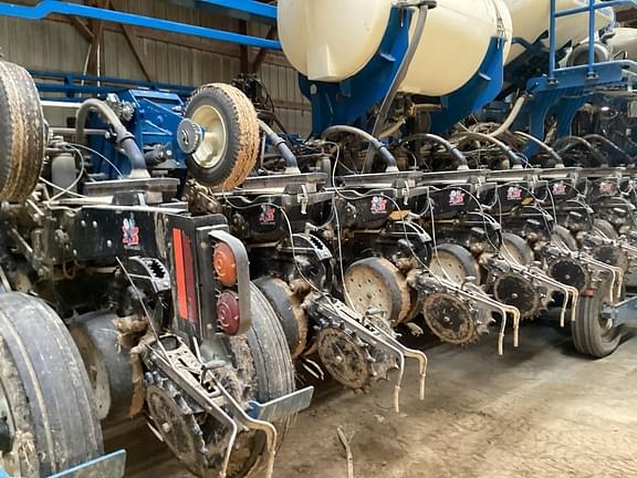 Image of Kinze 3600 equipment image 2