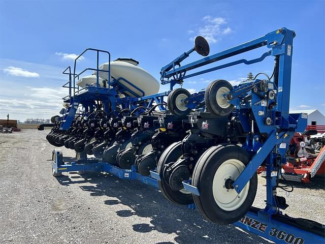 Image of Kinze 3600 equipment image 1