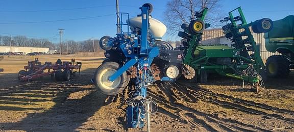 Image of Kinze 3600 equipment image 2