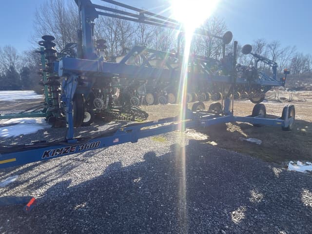 Image of Kinze 3600 equipment image 2