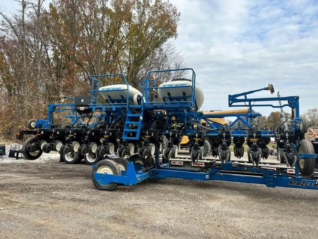 Image of Kinze 3600 equipment image 3