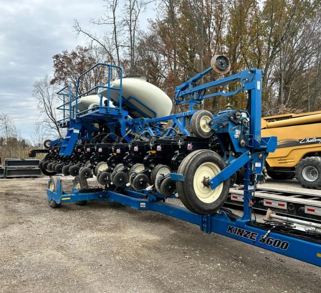 Image of Kinze 3600 equipment image 4