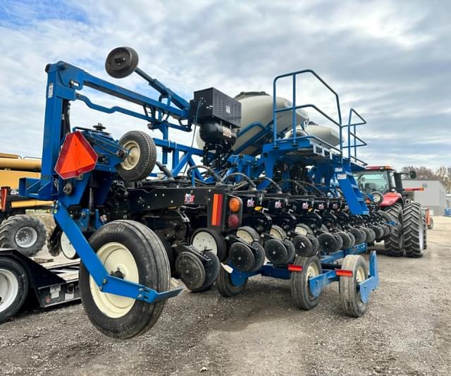 Image of Kinze 3600 equipment image 2