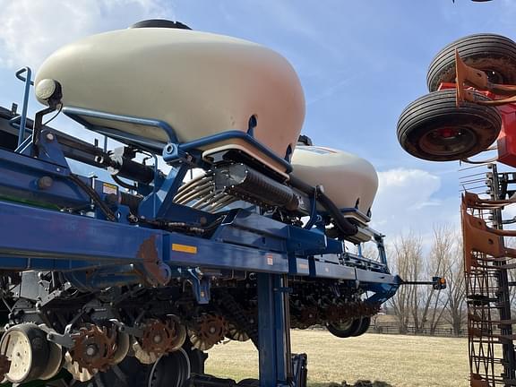 Image of Kinze 3660 equipment image 3