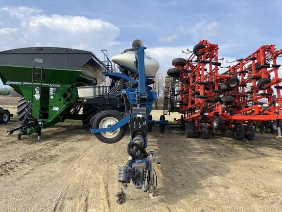 Image of Kinze 3660 equipment image 2