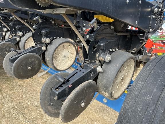 Image of Kinze 3660 equipment image 2