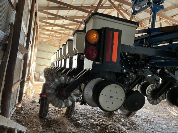 2014 Kinze 3660 Equipment Image0