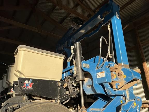 Image of Kinze 3660 equipment image 1